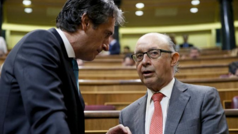 El ministro de Hacienda, Cristóbal Montoro, y el de Fomento, Íñigo de la Serna, en el Congreso de los Diputados. EFE