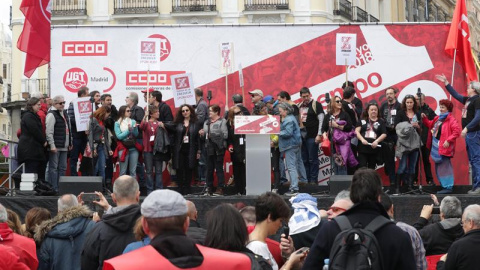 Trabajadores del Teatro de La Zarzuela al término de la manifestación celebrada hoy en Madrid con motivo del Primero de Mayo. EFE/Zipi