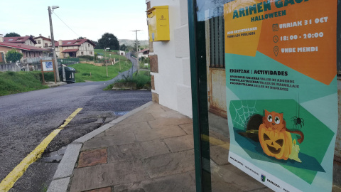 Cartel sobre la "Arimen gaua" o "Noche de las almas" colocado en Laukiz, un pequeño municipio de Bizkaia. D.A.