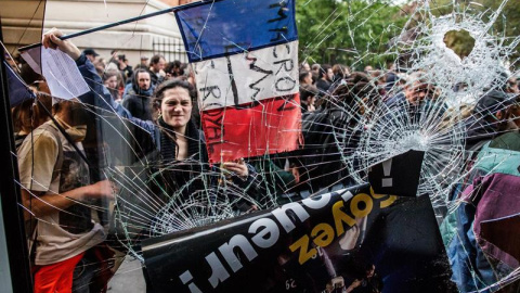 arias personas entran a un restaurante de comida rápida vandalizado durante una marcha por el Día Internacional de los Trabajadores, en París (Francia), hoy, 1 de mayo de 2018. EFE/CHRISTOPHE PETIT TESSON