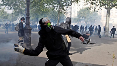 Manifestantes se enfrentan a la policía durante una marcha por el Día Internacional de los Trabajadores, en París (Francia), hoy, 1 de mayo de 2018. EFE/ Yoan Valat