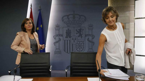 La vicepresidenta del Gobierno, Soraya Sáenz de Santamaría (izquierda) , y la ministra de Agricultura, Alimentación y Medio Ambiente, Isabel García Tejerina (d), al inicio de la rueda de prensa. / FERNANDO ALVARADO (EFE)