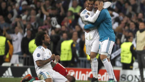 Los jugadores del del Real Madrid (i-d) Marcelo, Cristiano Ronaldo y Benzemá celebran la clasificación para la final, al término del partido de vuelta de las semifinales de la Liga de Campeones ante el Bayern Munich disputado esta noche en 