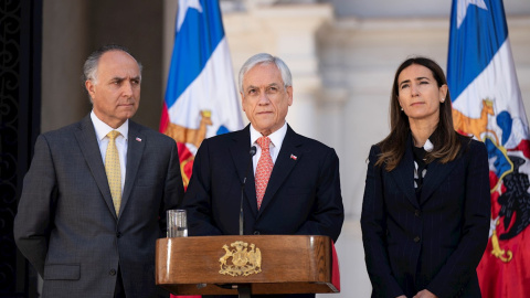 El presidente de Chile, Sebastián Piñera, en el centro de la imagen, junto a la ministra de Medio Ambiente, Carolina Schmidt, y el ministro de Exteriores, Teodoro Ribera. - EFE