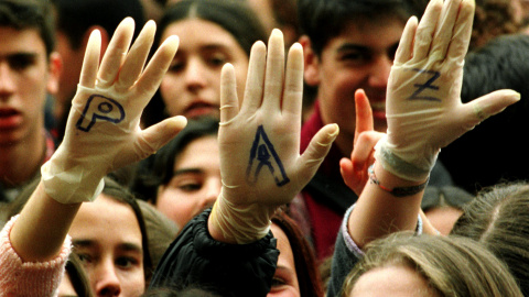 Varias jóvenes levantan sus manos para que se lea escrita la palabra 'Paz' en una concentración contra ETA frente al Ayuntamiento de Sevilla, en febrero  de 1998.. REUTERS/Marcelo del Pozo