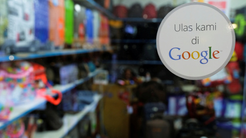 Una pegatina de Google en una tienda de móviles en un centro comercial de Jakarta (Indonesia). REUTERS/Beawiharta