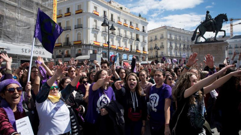 Concentración feminista contra el fallo judicial de La Manada en la Puerta del Sol, coincidiendo con el acto conmemorativo de la Fiesta del 2 de Mayo, celebrado en la Real Casa de Correos de Madrid. EFE/Luca Piergiovanni