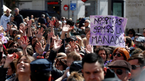 Concentración feminista contra el fallo judicial de La Manada en la Puerta del Sol, coincidiendo con el acto conmemorativo de la Fiesta del 2 de Mayo, celebrado en la Real Casa de Correos de Madrid. EFE/Chema Moya