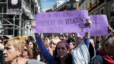 Concentración feminista contra el fallo judicial de La Manada en la Puerta del Sol, coincidiendo con el acto conmemorativo de la Fiesta del 2 de Mayo, celebrado en la Real Casa de Correos de Madrid. EFE/Chema Moya