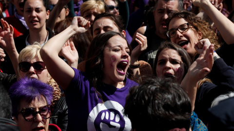 Concentración feminista contra el fallo judicial de La Manada en la Puerta del Sol, coincidiendo con el acto conmemorativo de la Fiesta del 2 de Mayo, celebrado en la Real Casa de Correos de Madrid. EFE/Chema Moya