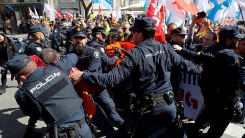 Concentración de trabajadores de Alcoa procedentes de Asturias y Galicia frente al Congreso de los Diputados. /EFE