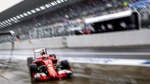 El piloto alemán de Fórmula Uno Sebastian Vettel, de Ferrari, dirige su monoplaza durante los entrenamientos libres en el circuito de Suzuka en Japón. EFE/Diego Azubel