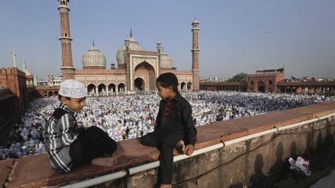 Musulmanes asisten a los rezos del Eid al-Adha o Fiesta del Sacrificio en la mezquita de Jama en Nueva Delhi (India). EFE/Rajat Gupta