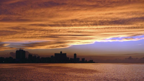 Vista de un atardecer en el malecón de La Habana (Cuba). EFE/Alejandro Ernesto