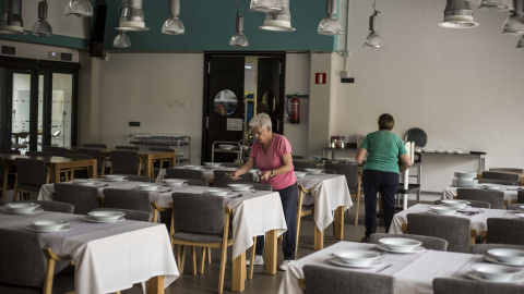 Varias mujeres ponen la mesa antes de la hora de la comida en Trabensol.- JAIRO VARGAS