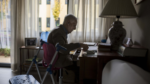 Un socio de Trabensol prepara en el salón de su apartamento una audición de música clásica para una de las actividades de la cooperativa.-JAIRO VARGAS