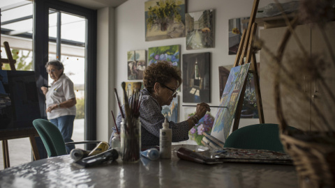 Marisa Hidalgo, de 76 años, pinta un cuadro en la sala de pintura y escultura de Trabensol. Aunque tenía un comercio, su pasión era pintar, y ahora imparte talleres a los demás residentes del complejo.- JAIRO VARGAS