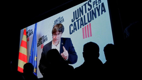 Carles Puigdemont intervé per videoconferència en un acte de JxCat al costat de la presó de Lledoners, EFE / Susanna Sáez