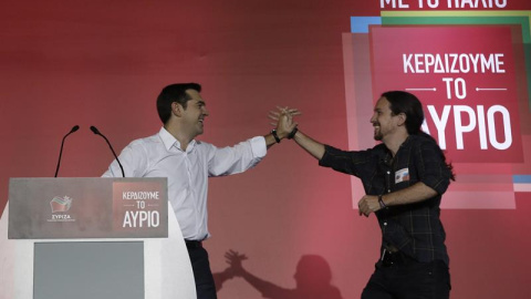 Tsipras e Iglesias, en un acto de Syriza en Atenas la semana pasada. EFE/EPA/YANNIS KOLESIDIS