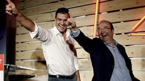 Pedro Sánchez y Migquel Iceta, tras el mitin./ EFE