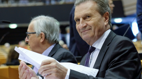 El presidente de la Comisión Europea, Jean-Claude Juncker,  el comisario europeo de Presupuesto, Günther Oettinger, en el Parlamento Europeo en Bruselas. EFE/ Olivier Hoslet