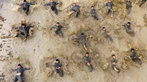 Policías paramilitares participan en un simulacro en Baise, China. REUTERS/China Daily