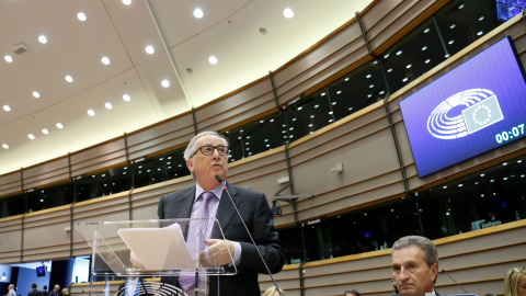 El presidente de la Comisión Europea, Jean-Claude Juncker, con comisario de Presupuestos, Guenther Oettinger, en el Parlamento Europeo. REUTERS/Francois Lenoir