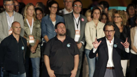 Artur Mas, con Raül Romeva y Oriol Junqueras, durante el mitin de Junts pel Sí./ EFE