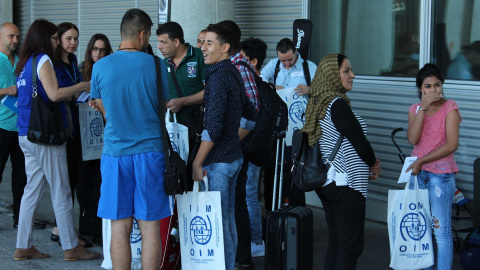 Los refugiados llegados a España este lunes, en el Aeropuerto de Barajas. Ministerio del Interior