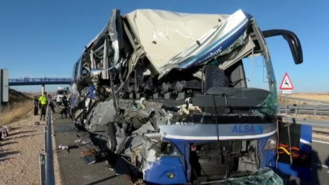 Imagen de autobús siniestrado en Soria al colisionar contra un camión. Una mujer ha fallecido y siete han resultado heridas graves.