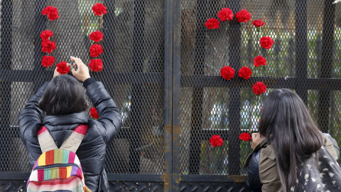 Jóvenes colocan flores en forma del número 43 en honor a los desaparecidos. REUTERS/Agustin Marcarian