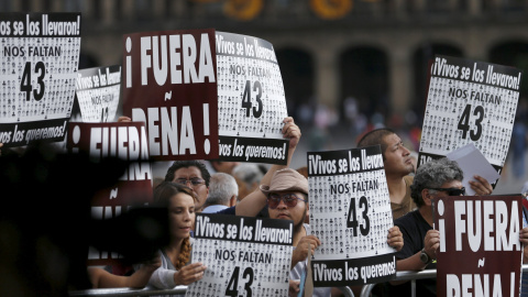 Familiares de los desaparecidos protestan en la calle. REUTERS/Henry Romero