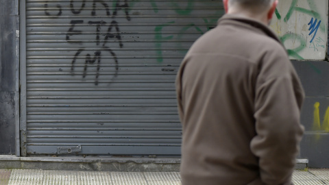 Un hombre pasa junto a una pintada en apoyo a ETA en la la localidad guipuzcoana de Hernani. AFP/Ander Gillenea