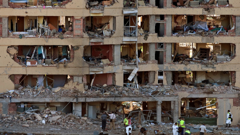 Estado en el que quedó la casa cuartel de la Guardia Civil en Burgos, tras el atentado de ETA en julio de 2009. REUTERS/Felix Ordonez