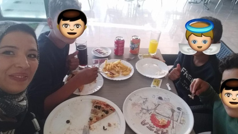 Nur Houda y los niños comiendo en una pizzería tras ser expulsados del McDonald's