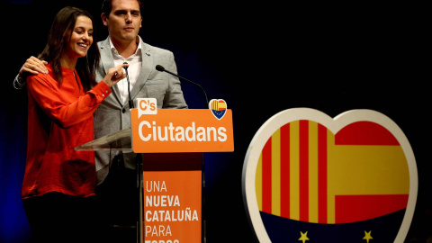 La candidata de Ciudadanos a la presidencia de la Generalitat, Inés Arrimadas, y el presidente de la formación, Albert Rivera, durante su intervención en el acto de fin de campaña en la plaza Virrei Amat de Barcelona. EFE/Toni Albir