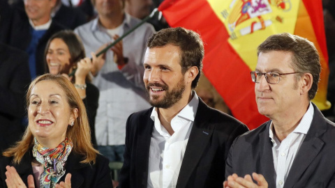 El presidente del Partido Popular, Pablo Casado, junto al presidente de la Xunta, Alberto Núñez Feijóo, y la candidata al Cogreso Ana Pastor, al comienzo del acto político dentro de la campaña electoral para las elecciones generales, esta m