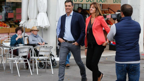 El secretario general del PSOE, Pedro Sánchez (i), junto a la candidata socialista a lehendakari, Idoia Mendia (d),poco antes del acto electoral de la campaña vasca celebrado San Sebastián la semana pasada. EFE/ Juan Herrero.