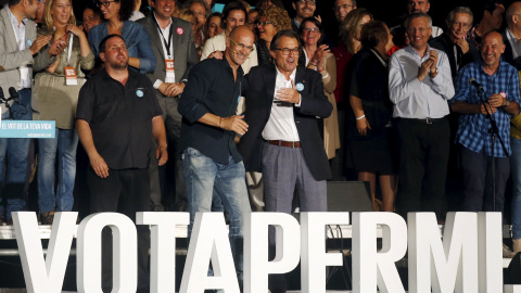 El president de la Generalitat, Artur Mas, con el cabeza de lista de Junts Pel Sí, Raul Romeva, y el presidente de ERC, Oriol Junqueras, en el mitin de cierre de campaña en Barcelona. REUTERS/Albert Gea