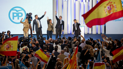 El presidente del Gobierno, Mariano Rajoy, el expresidente francés Nicolas Sarkozy, la presidenta del PPC, Alicia Sánchez-Camacho, el candidato del PPC a la presidencia de la Generalitat, Xavier García Albiol, y la secretaria general del PP