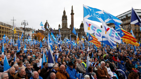 Miles de personas se reunieron en el centro de Glasgow para pedir que se celebre una nueva consulta el año que viene. REUTERS/Russell Cheyne