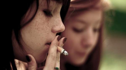 Una chica joven fumándose un cigarro. Foto: VALENTIN OTTONE/FLICKR