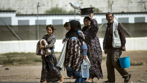 Una familia de refugiados sirios, a las puertas del CIE de Mellilla. REUTERS/ Jesus Blasco de Avellaneda