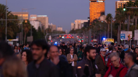 Unes 10.000 persones han protestant contra la presència de Felip VI a Barcelona. EFE / ENRIC FONTCUBERTA