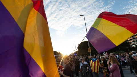 A la protesta contra Felip VI s'hi veien moltes estelades, però també banderes republicanes espanyoles. EFE / ENRIC FONTCUBERTA