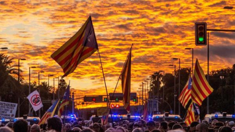 Manifestació contra la presència del rei Felip VI a Barcelona aquest dilluns a l'avinguda Diagonal. EFE