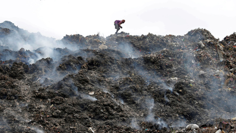 Un hombre recoge basura en un vertedero de Calcuta, India. REUTERS