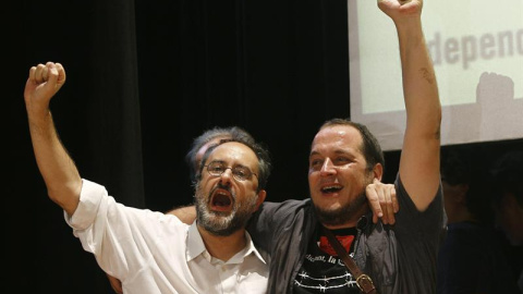 El candidato de la CUP, Antonio Baños, y el lider de la formación independentista, David Fernández, durante la celebración en su sede de los resultados obtenidos en las elecciones catalanas./ EFE