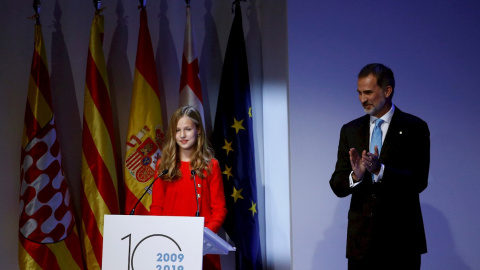 El rey Felipe VI aplaude la intervención de la princesa Leonor en el acto de entrega de los Premios Princesa de Girona, en el Palacio de Congresos de Barcelona. EFE/ Quique García