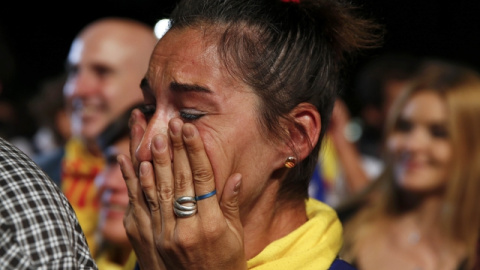 Una mujer llora al escuchar el discurso de Mas y Junqueras./ EFE